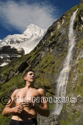 Iñaki Fernandez bajo el Singu Chuli
Trekking al santuario de los Annapurnas.
Palabras clave: singu chuli Iñaki Fernandez trolo mendikus